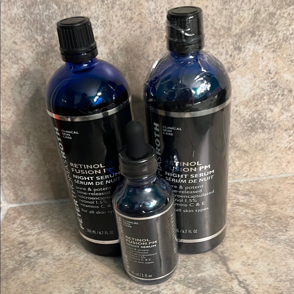 Peter Thomas Roth Retinol Fusion PM Night Serum - Blue and Black
